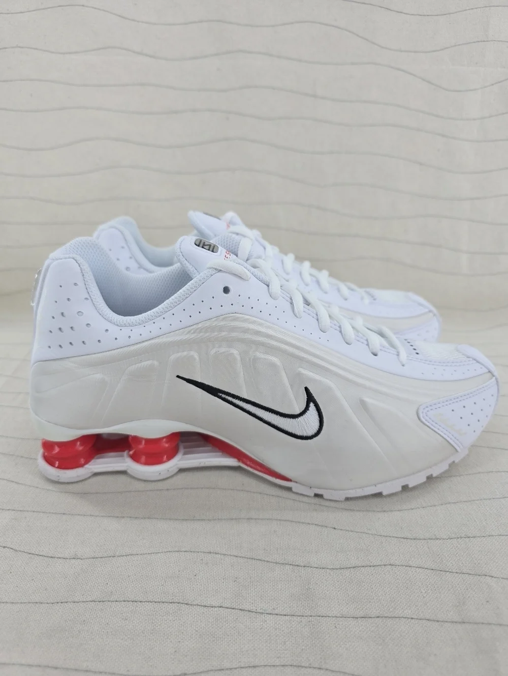 Nike Youth Shox R4 GS White Phantom Red Running Shoes CW2626-102 Size 6.5Y NEW